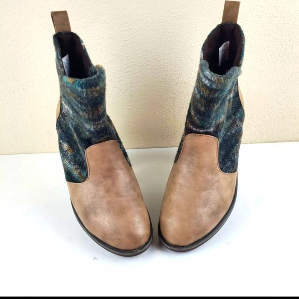Size 7 Mukluks Tan‎ & Green Knit Sweater Booties Boots Chunky Block Stacked Heel